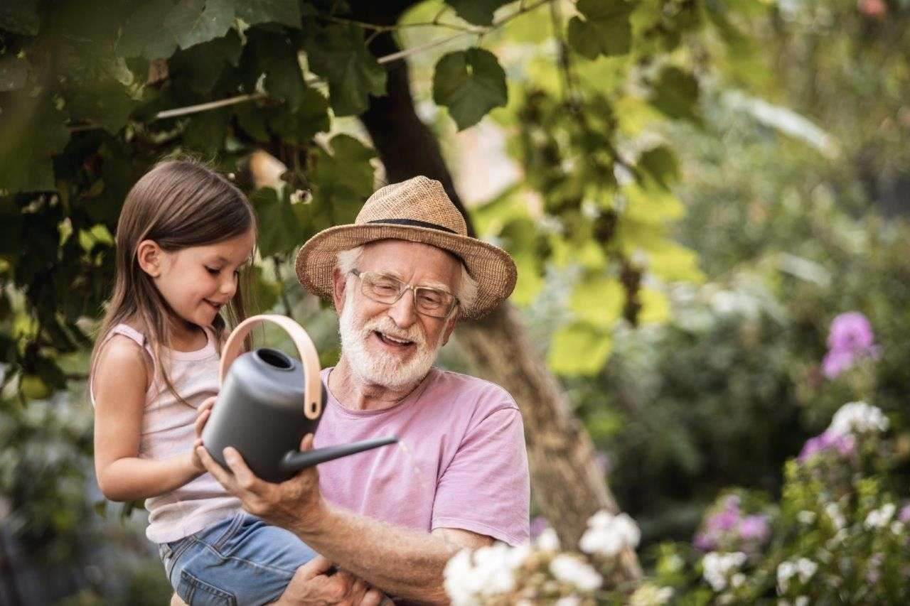 Oma und Tochter laufen durch den Park