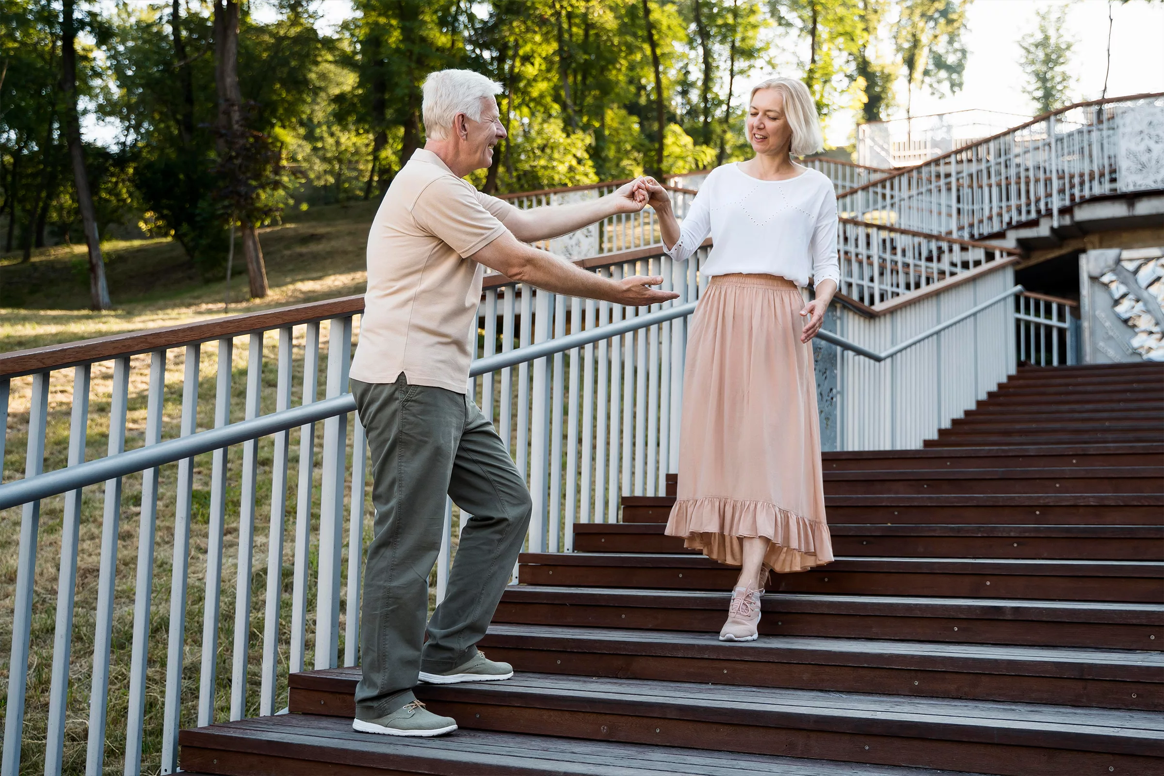 Oma und Tochter laufen durch den Park