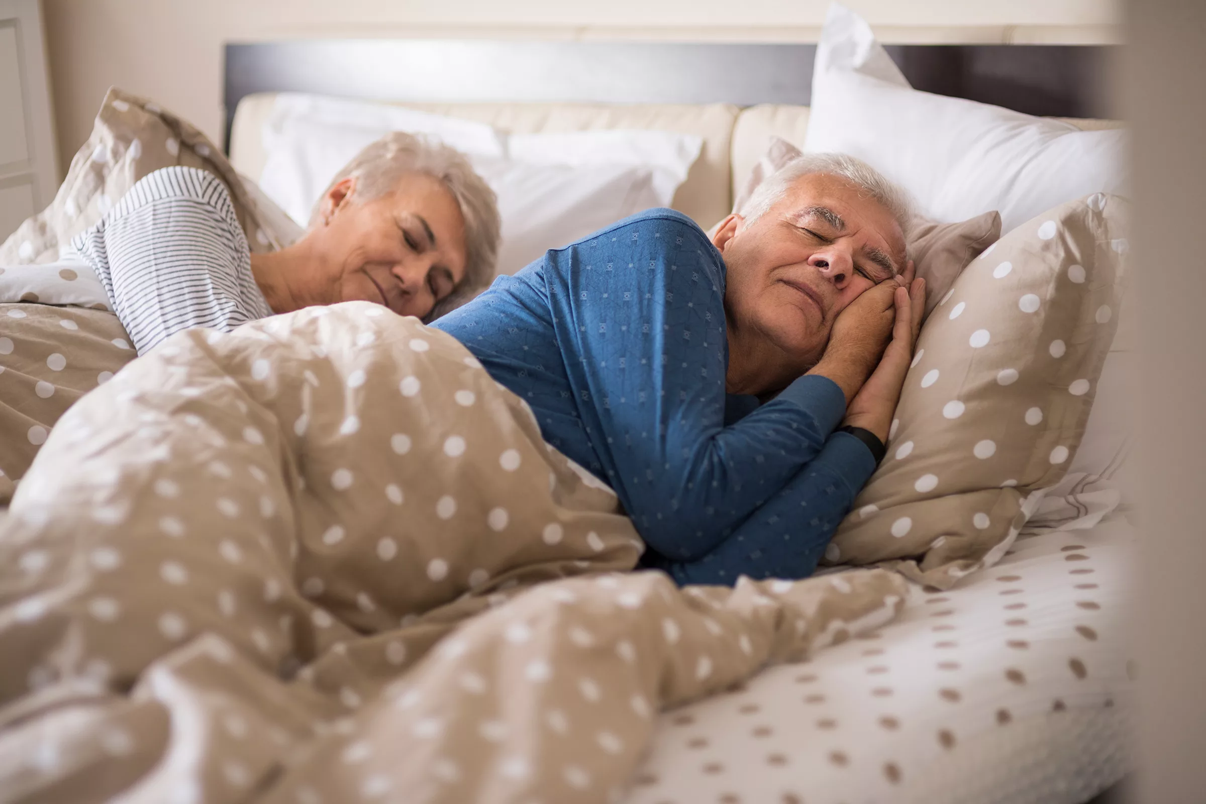 älteres Ehepaar schläft im Bett