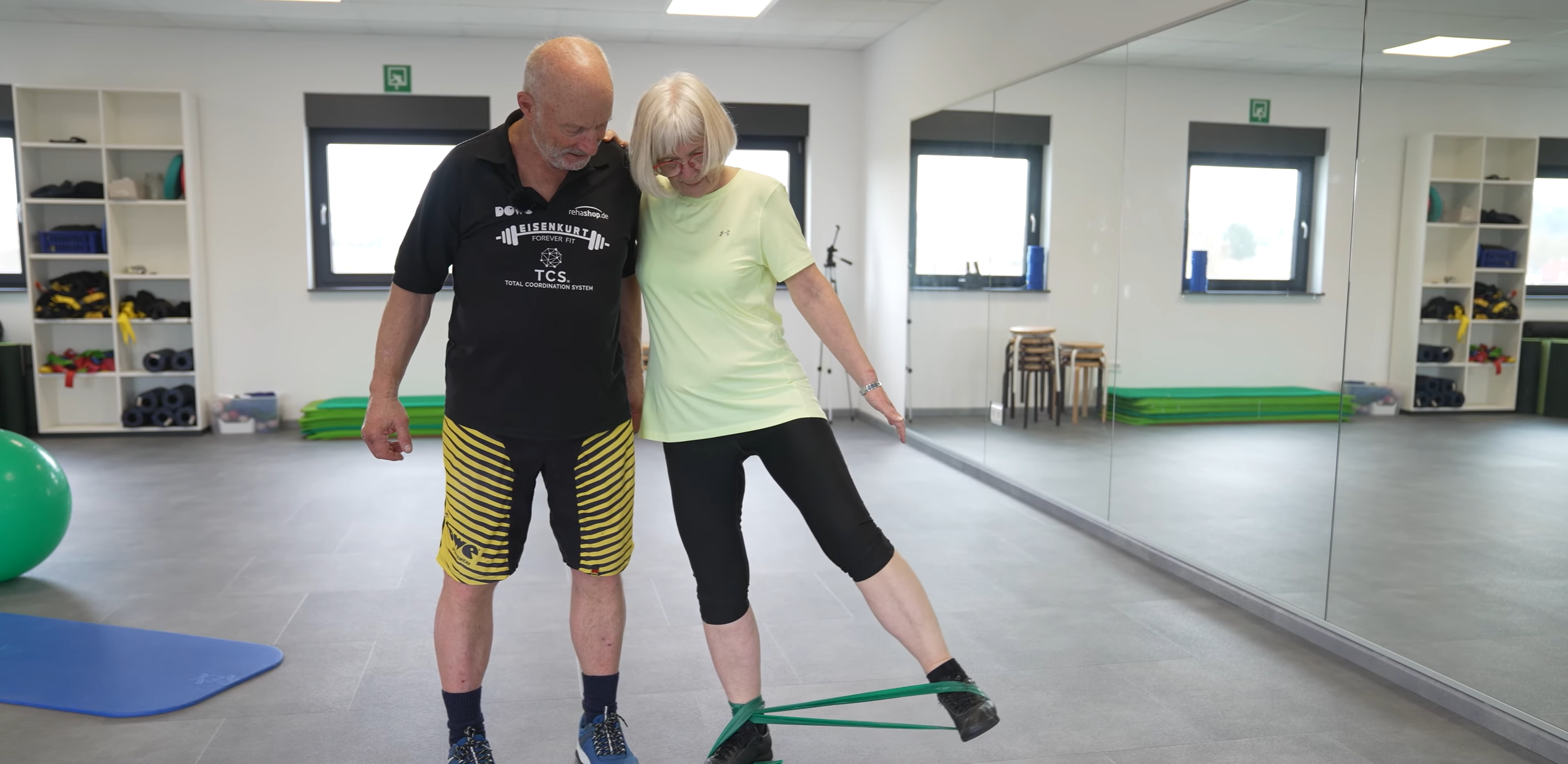 Einfache Übung mit dem Theraband