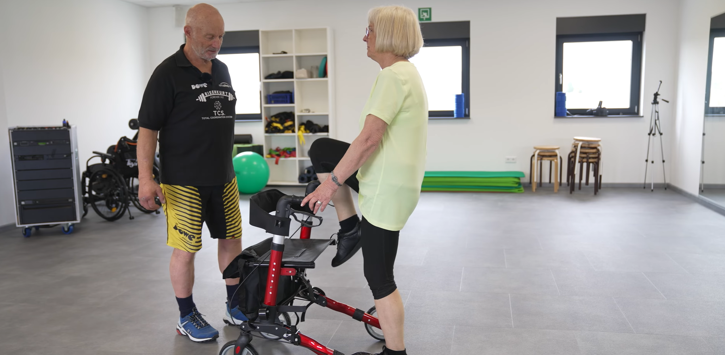 Einfache Übungen für mehr Stabilität: Knie hoch ziehen