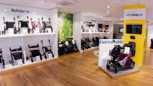 Showroom Düsseldorf Innenraum mit Austellung von Rollatoren und Elektromobilen