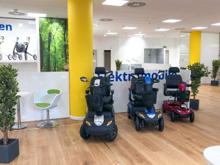 Showroom Berlin Innenraum mit Austellung von Elektromobilen