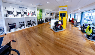 Showroom Wien Innenraum mit Austellung von Rollatoren und Elektromobilen