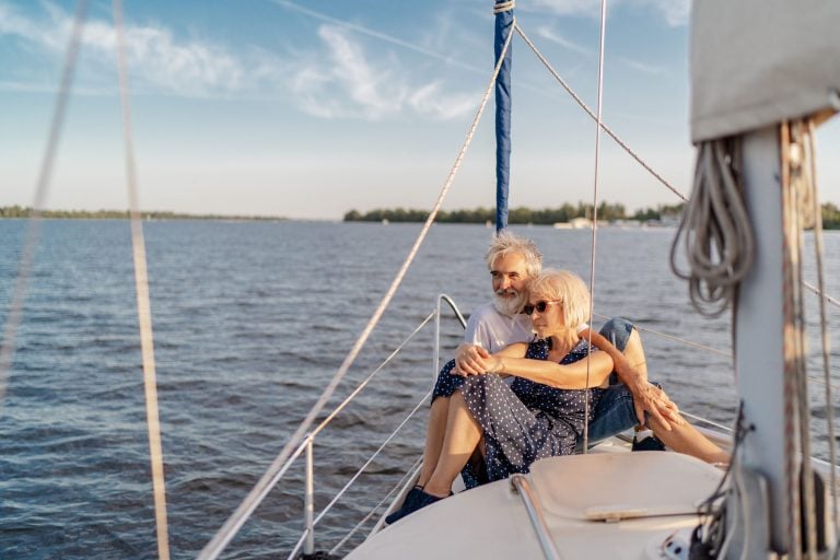 Oma und Opa genießen das Wetter auf einem Schiff