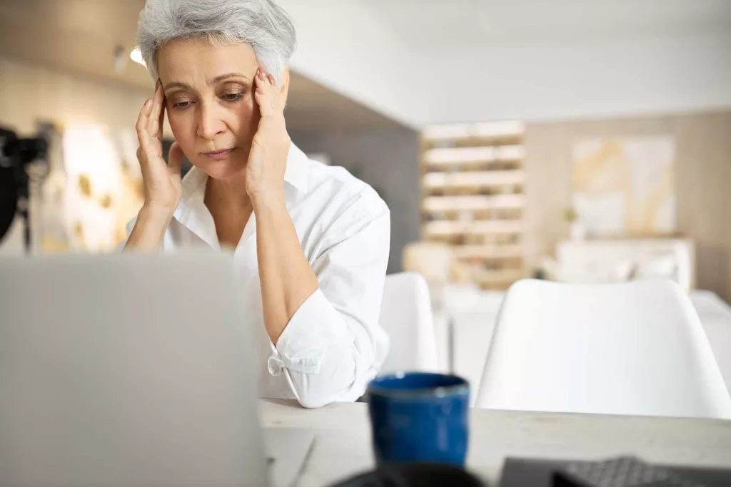 stress im alter, frau ist unentspannt