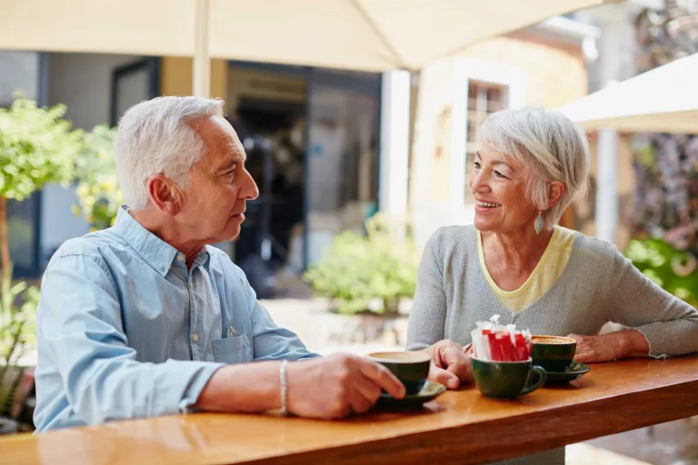 Dating im Alter, 2 Senioren treffen sich