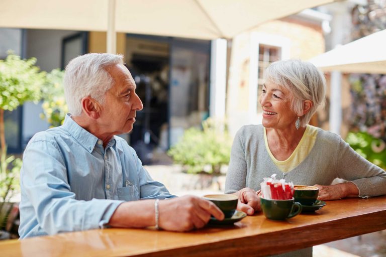 Dating im Alter, 2 Senioren treffen sich