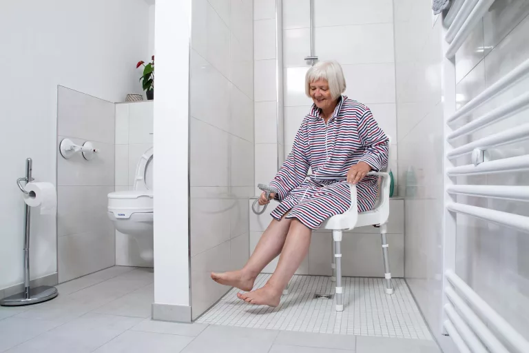 Oma auf Duschstuhl
