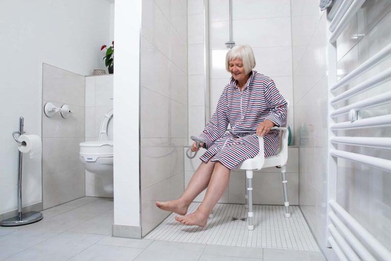 Oma auf Duschstuhl
