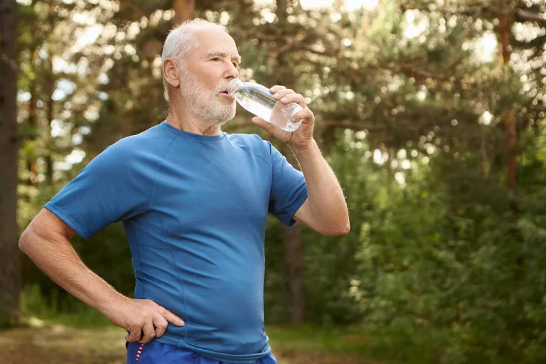 Mann trinkt Wasser