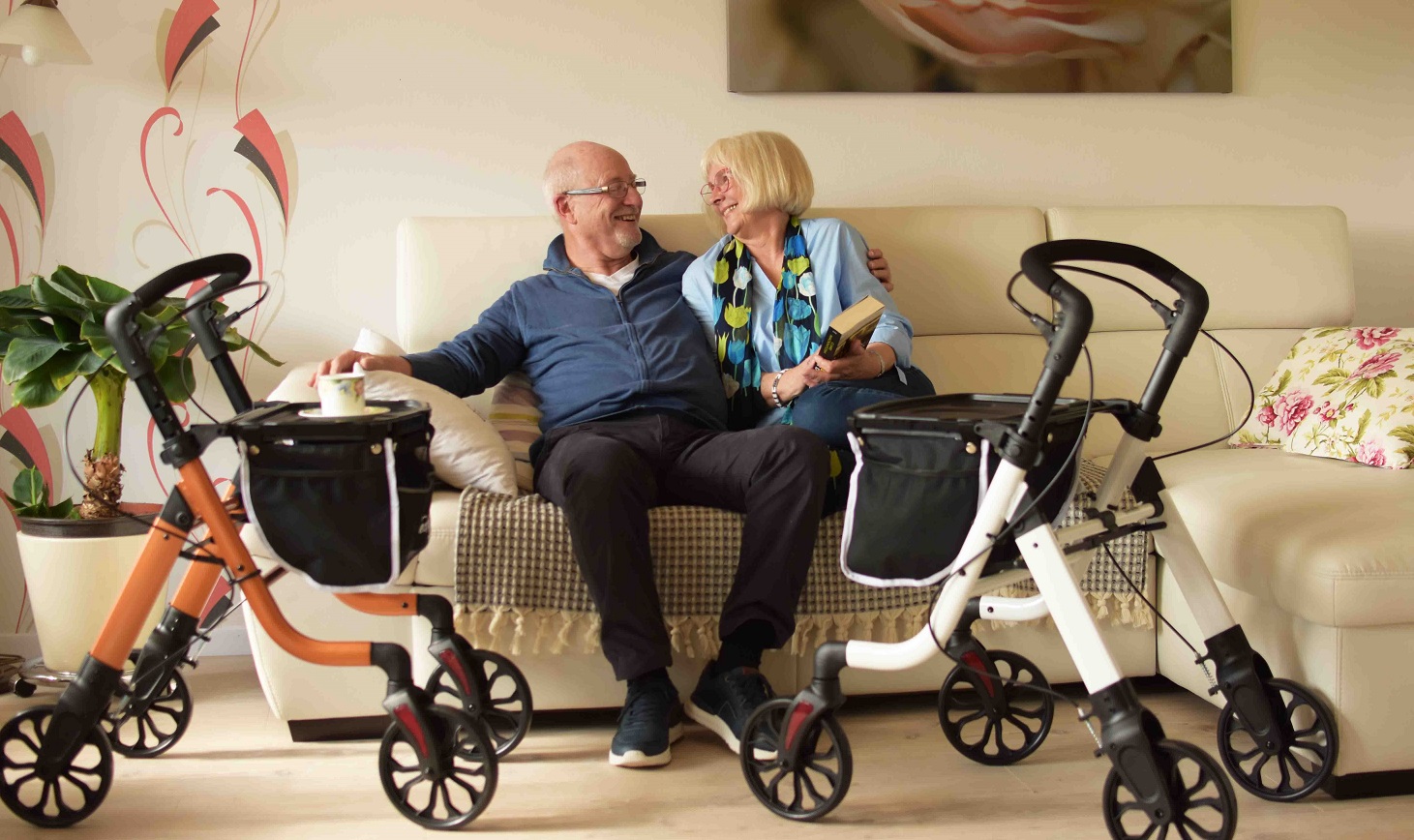 senioren in der Wohnung mit Rollator Teckel